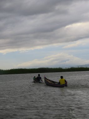 Teknesinde balıkçı