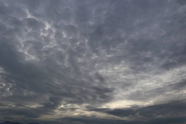 Δραματικό Φόντο Του Ουρανού Θυελλώδη Σύννεφα Στο Σκοτεινό Ουρανό Μετεωρολογία — Φωτογραφία Αρχείου