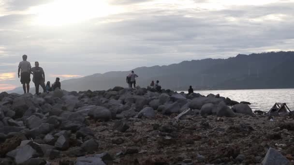 Indonesië Gorontalo Augustus 2022 Jongeren Verzamelen Zich Aan Zee Genieten — Stockvideo