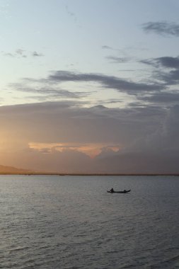 Sunset 'te teknesinde balıkçı. Gün batımında balıkçı teknesi