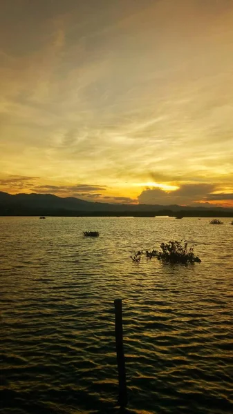 Colorato Cielo Drammatico Con Nuvole Tramonto Tramonto Nel Lago — Foto Stock