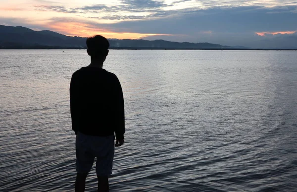 Silhouette Young Man Standing Lake Enjoying Sunset Peaceful Atmosphere Nature — Stock Photo, Image