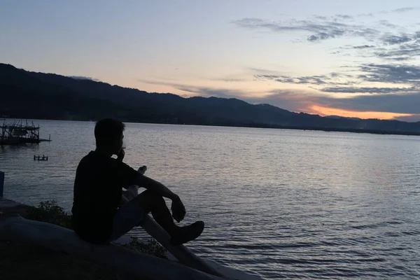 Silueta Joven Parado Junto Lago Disfrutando Puesta Sol Ambiente Tranquilo — Foto de Stock
