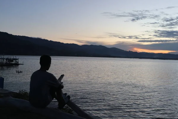 Silhueta Jovem Beira Lago Desfrutar Pôr Sol Atmosfera Pacífica Natureza — Fotografia de Stock