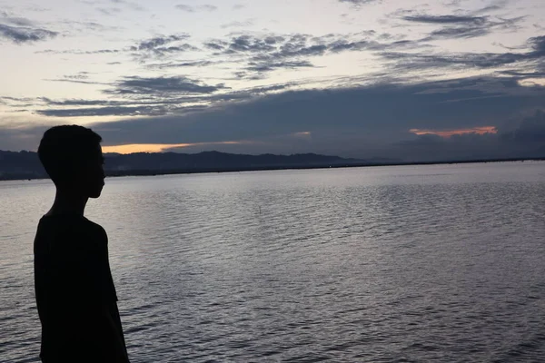 Silhouette Young Man Standing Lake Enjoying Sunset Peaceful Atmosphere Nature — Stock Photo, Image