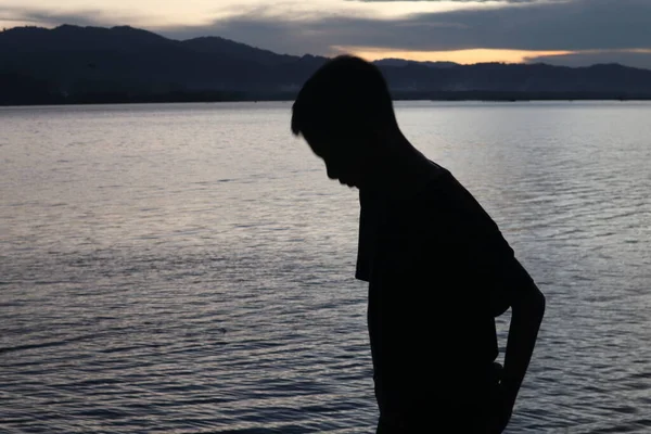 Silhouette Young Man Standing Lake Enjoying Sunset Peaceful Atmosphere Nature — Stock Photo, Image