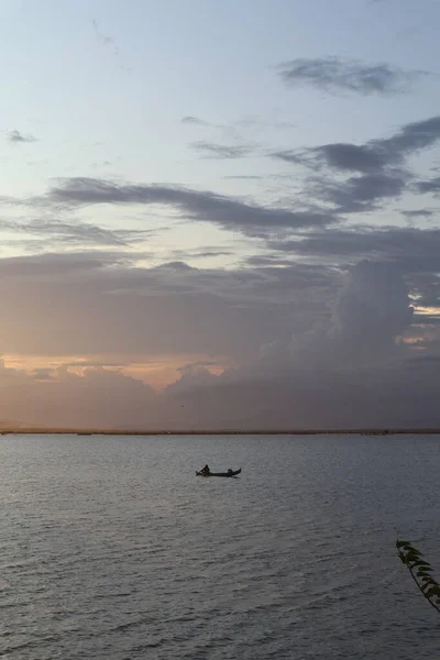 日落时 渔夫在他的船上 日落时的渔船 — 图库照片