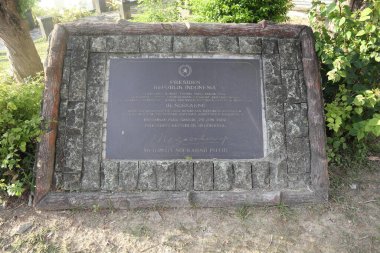 Endonezya Cumhuriyeti 'nin beşinci başkanı Megawati Soekarnoputri tarafından imzalanan deniz uçağı sahasının yenilenmesi için taş plaket.
