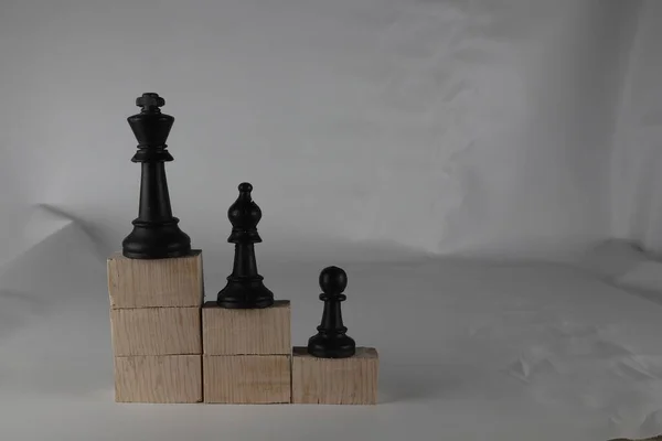 Σκακιστικά Κομμάτια Από Ξύλινους Κύβους Δείχνουν Τις Έννοιες Της Πραγματικότητας — Φωτογραφία Αρχείου