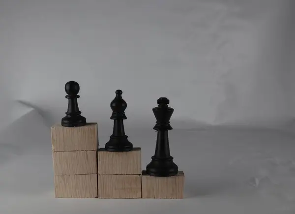 Σκακιστικά Κομμάτια Από Ξύλινους Κύβους Δείχνουν Τις Έννοιες Της Ισότητας — Φωτογραφία Αρχείου