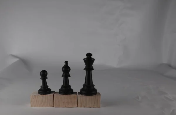 Schachfiguren Aus Holzwürfeln Zeigen Die Konzepte Der Gleichberechtigung Geschäftskonzept — Stockfoto