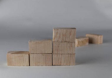 Ahşap blok merdiven gibi dizilmiş. Büyüme süreci için iş konsepti.