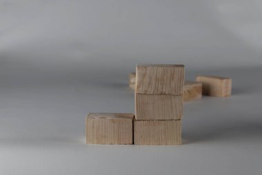 Beyaz arka planda tahta oyuncak küpleri