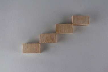 Ahşap blok merdiven gibi dizilmiş. Büyüme süreci için iş konsepti.