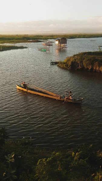 Teknesinde balıkçı