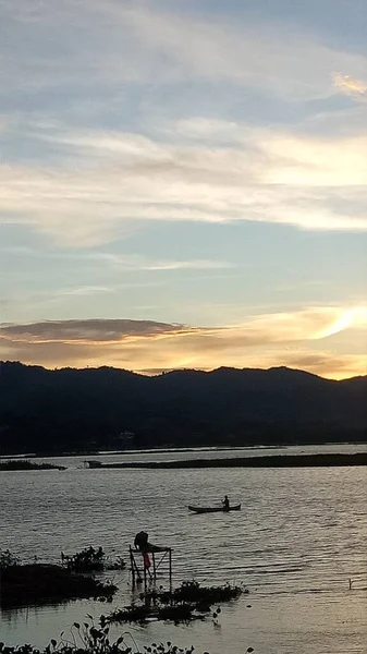 Σιλουέτα Ενός Άντρα Που Ψαρεύει Απόγευμα Ηλιοβασίλεμα Στη Λίμνη Λιμπότο — Φωτογραφία Αρχείου