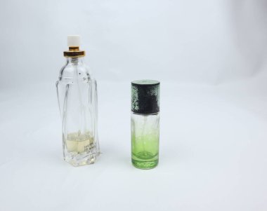 Beyaz arka planda izole edilmiş parfüm şişesi.