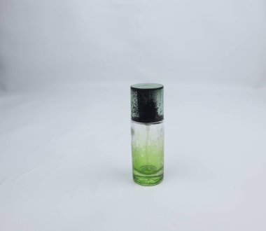 Beyaz arka planda izole edilmiş parfüm şişesi.