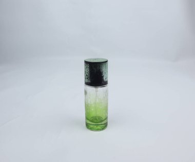 Beyaz arka planda izole edilmiş parfüm şişesi.