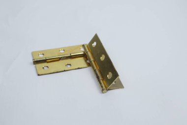 Altın kapı menteşesi beyaz bir arkaplanda izole edilmiş