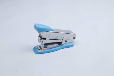 Mavi zımba beyaz arka planda izole edilmiş.