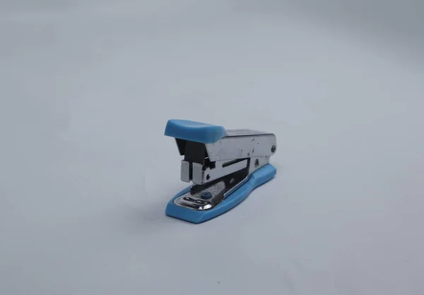 Kék Tűzőgép Elszigetelt Fehér Alapon — Stock Fotó