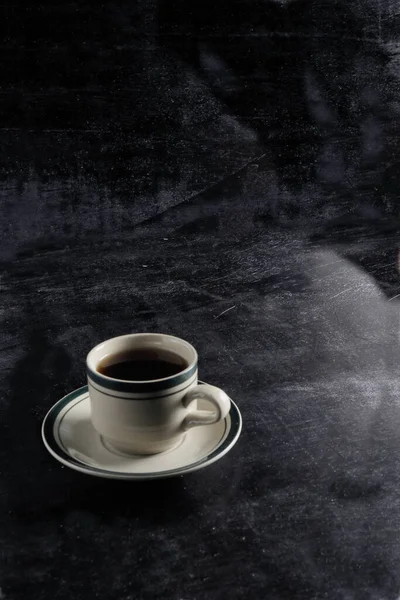 Чашку Горячего Кофе Черном Фоне Темная Сцена Макет Баннерного Пространства — стоковое фото