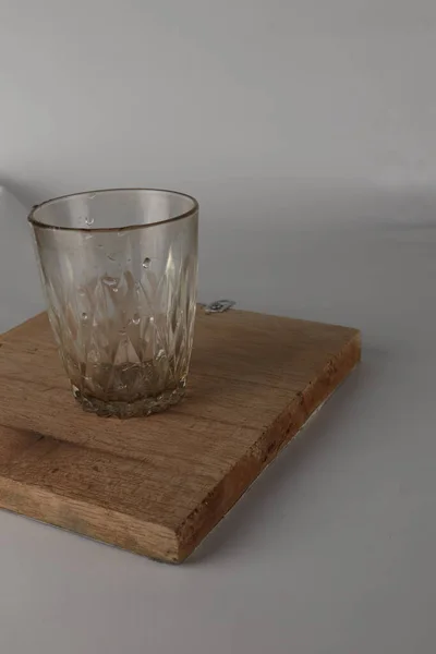 Leeres Glas Auf Einem Holzbehälter Auf Weißem Hintergrund — Stockfoto