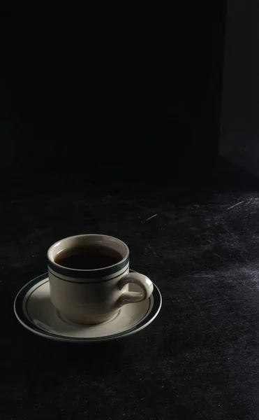 Una Taza Café Caliente Sobre Fondo Negro Escena Oscura Maqueta — Foto de Stock