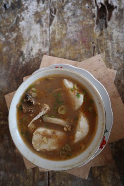 Endonezya 'dan Coto Makassar yemeği ve biraz et ve lontong.