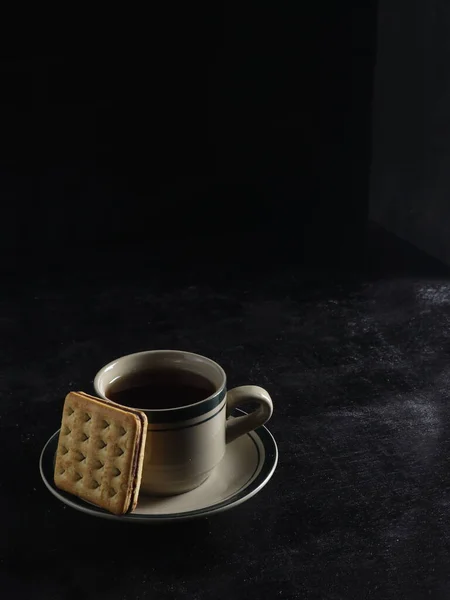 Black Coffee Biscuits Black Background — Stock Photo, Image