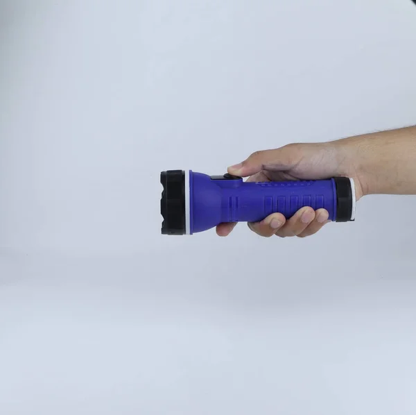 Hand Hält Eine Taschenlampe Isoliert Auf Weißem Hintergrund — Stockfoto