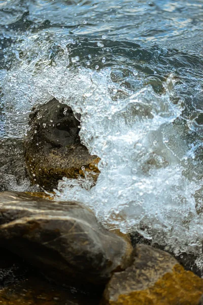 Wellen Krachen Die Felsen — Stockfoto