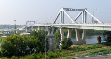 Samara Nehri üzerindeki Frunzensky Köprüsü. Samara şehri. Rusya Ağustos 2021 