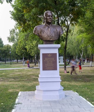 Sovyetler Birliği Kahramanı, Ordu Generali Vasily Filippovich Margelov. Zafer Parkı 'ndaki anıt. Samara. Rusya Ağustos 2021 
