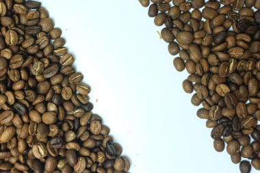 Kahve çekirdekleri beyaz arka planda izole