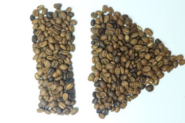 Beyaz arka planda taze kavrulmuş Arabika kahve çekirdeklerinden yapılmış Duraklat sembolünü çal