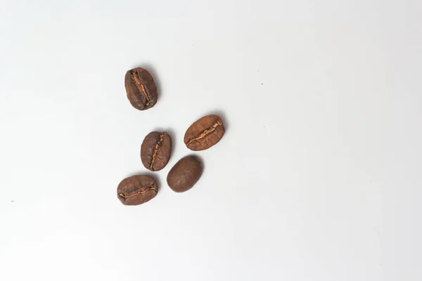 咖啡豆被白色背景隔离 — 图库照片