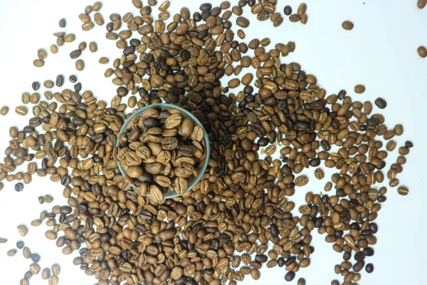 Rostade Kaffebönor Glaskopp Isolerad Vit Bakgrund — Stockfoto