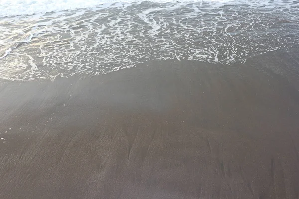 Kumlu Sahilde Yumuşak Bir Mavi Okyanus Dalgası Arkaplan — Stok fotoğraf