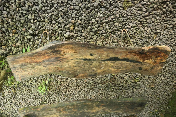 Rustic Bench Light Grey Gravel Pebble Floor Texture Top View — Zdjęcie stockowe