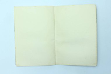 Beyaz arkaplan üzerine eski kitabı aç