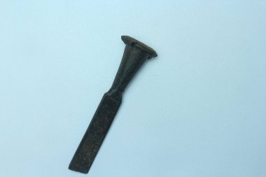 Beyaz arkaplanda izole edilmiş eski keski