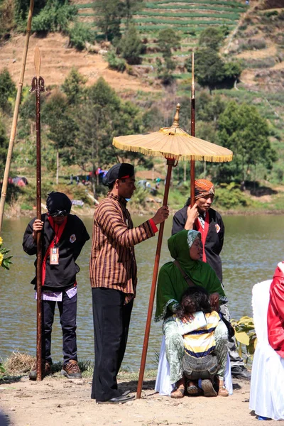 Dieng Indonesia August 2015 Dieng Culture Festival Tourists Follow Dreadlocks — Foto Stock