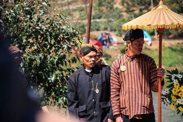 Dieng Indonesia August 2015 Dieng Culture Festival Tourists Follow Dreadlocks — Fotografia de Stock