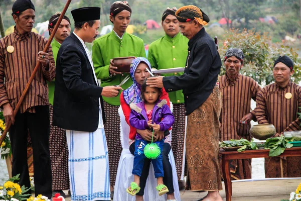 Dieng Indonesia August 2015 Dieng Culture Festival Tourists Follow Dreadlocks — Zdjęcie stockowe