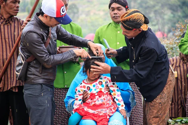 Dieng Indonesia August 2015 Dieng Culture Festival Tourists Follow Dreadlocks — Φωτογραφία Αρχείου