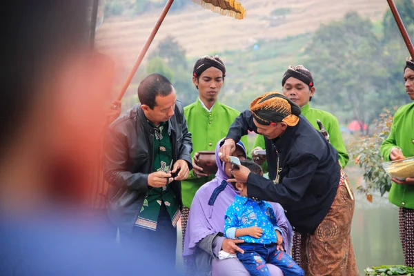 Dieng Indonesia August 2015 Dieng Culture Festival Tourists Follow Dreadlocks — Φωτογραφία Αρχείου