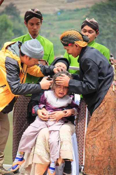 Dieng Indonesia August 2015 Dieng Culture Festival Tourists Follow Dreadlocks — Φωτογραφία Αρχείου