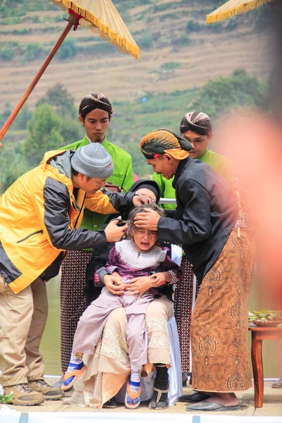 Dieng Indonesia August 2015 Dieng Culture Festival Tourists Follow Dreadlocks — Foto Stock